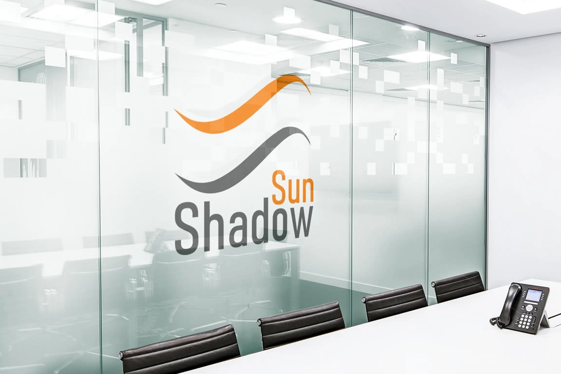 Konferenzraum, am Fenster sieht man das Logo der Firma SunShadow