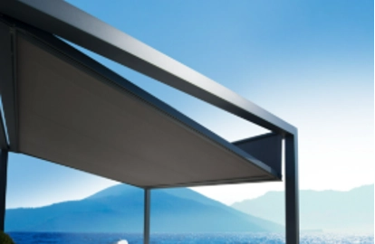 Terrassenüberdachung vor schönem blauen Himmer