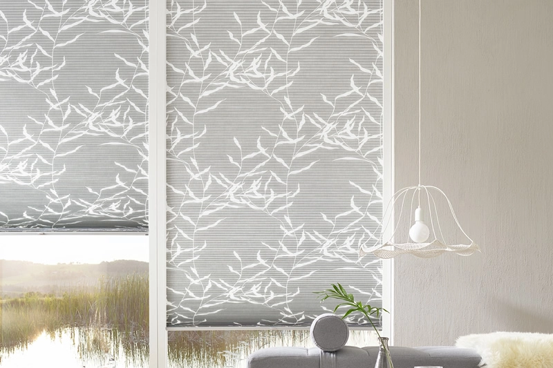 Wohnzimmer mit Plissees an den Fenstern