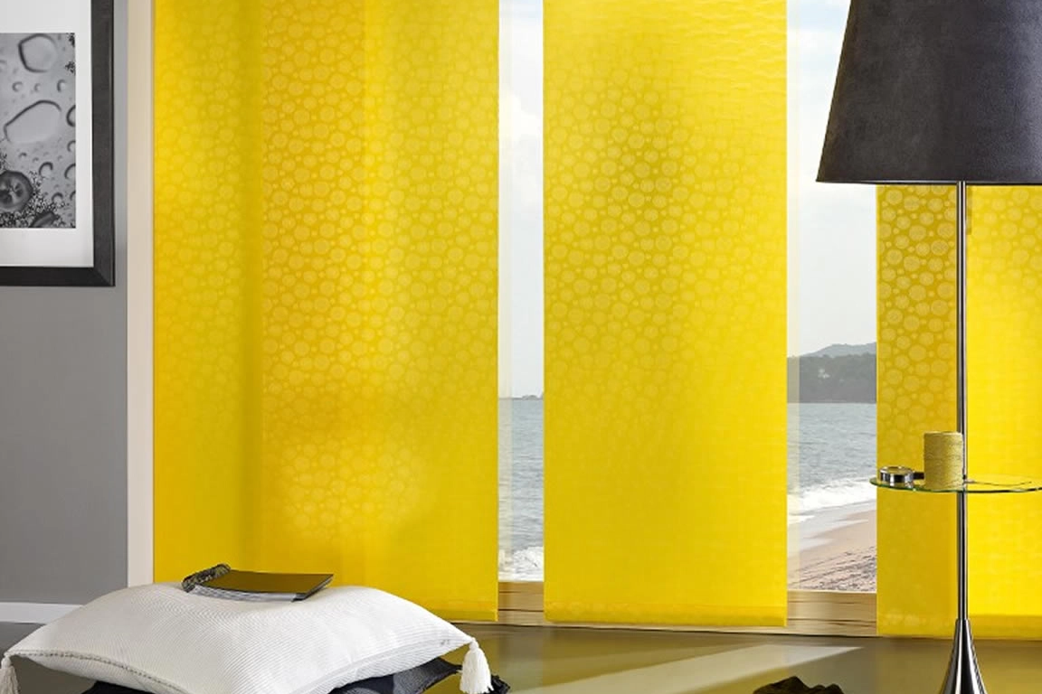 Wohnzimmer mit stilvollen Vorhängen