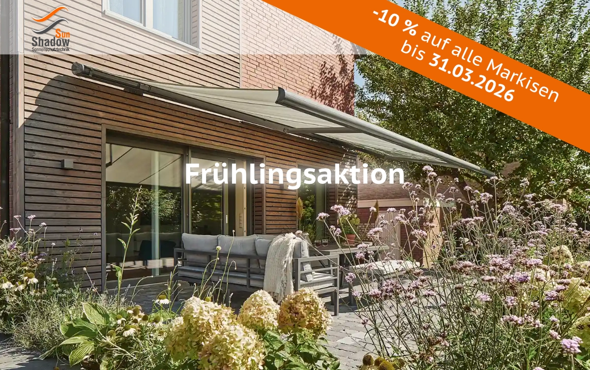 Terrasse mit einer Kassettenmarkise in einem grünen Blumengarten