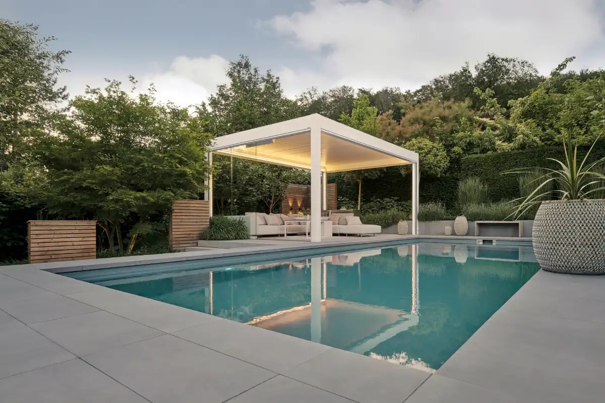 Weißes Lamellendach mit LED Beleuchtung