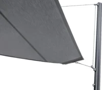 Moderne graue Sonnensegel mit stabiler Befestigung