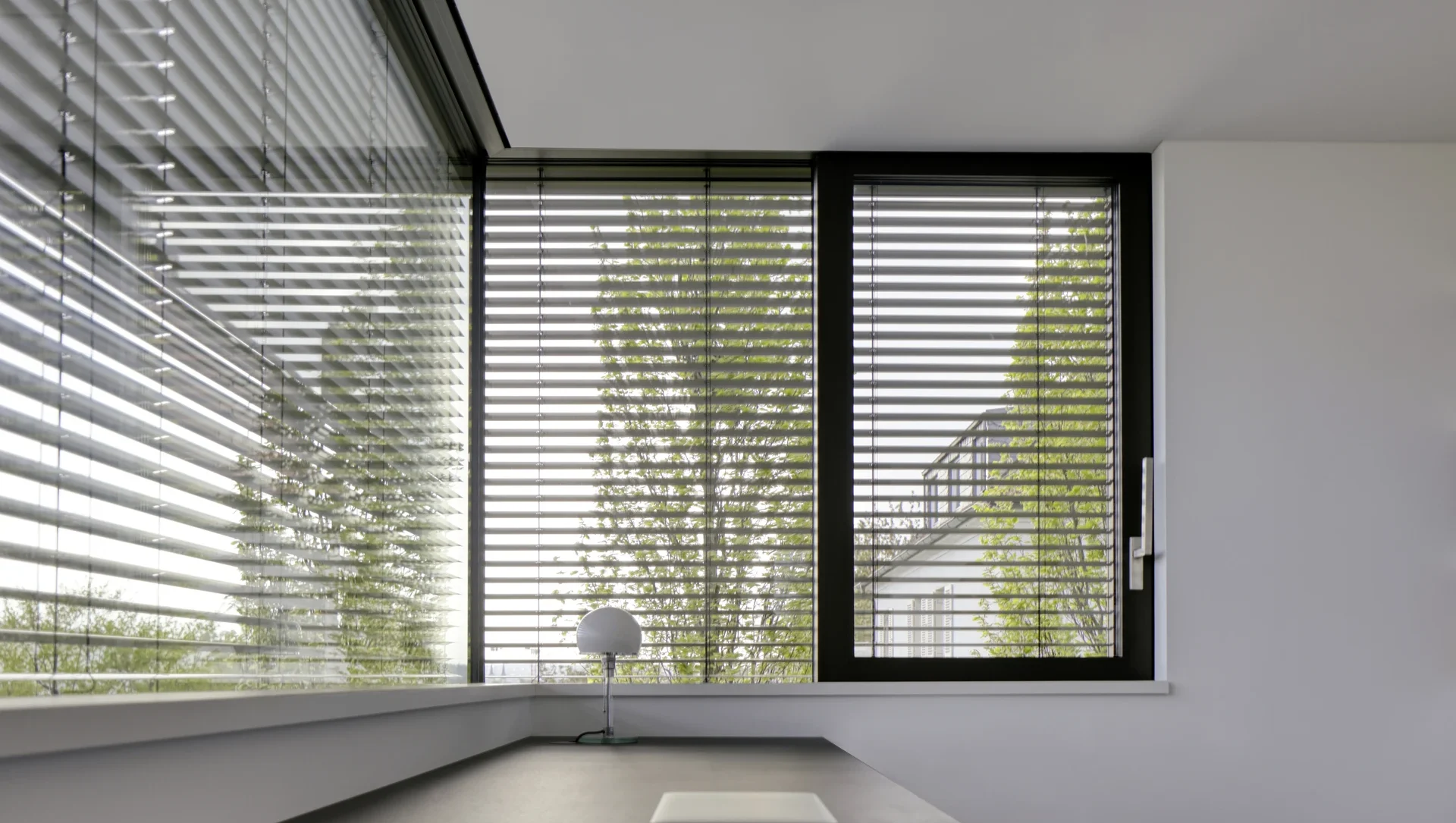Moderne Fensterjalousien in einem stilvollen Büro